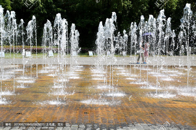 音樂(lè)噴泉凝固的水柱 藝術(shù)與自然的瞬間定格